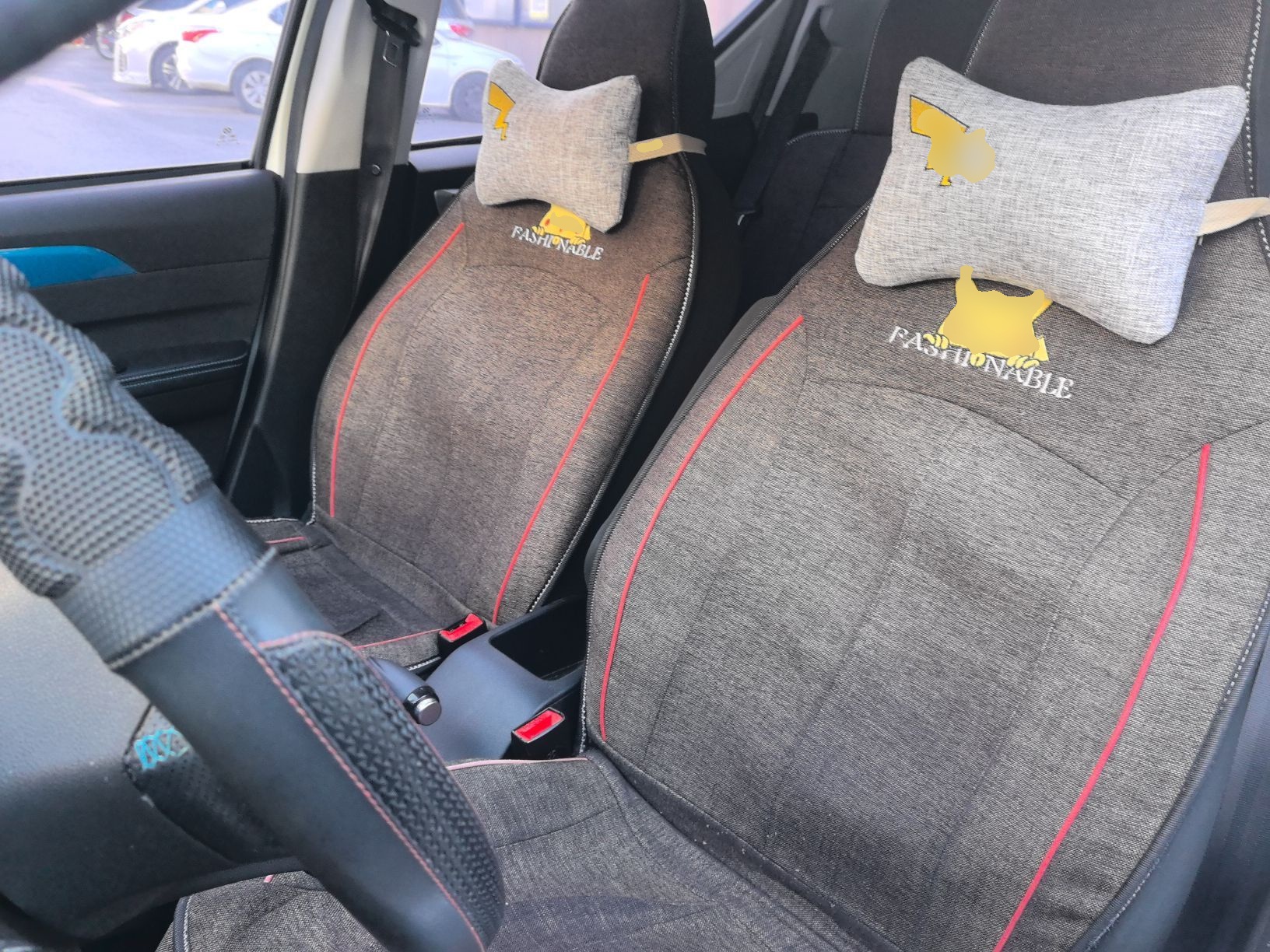 المقاعد الأمامية داخل السيارة