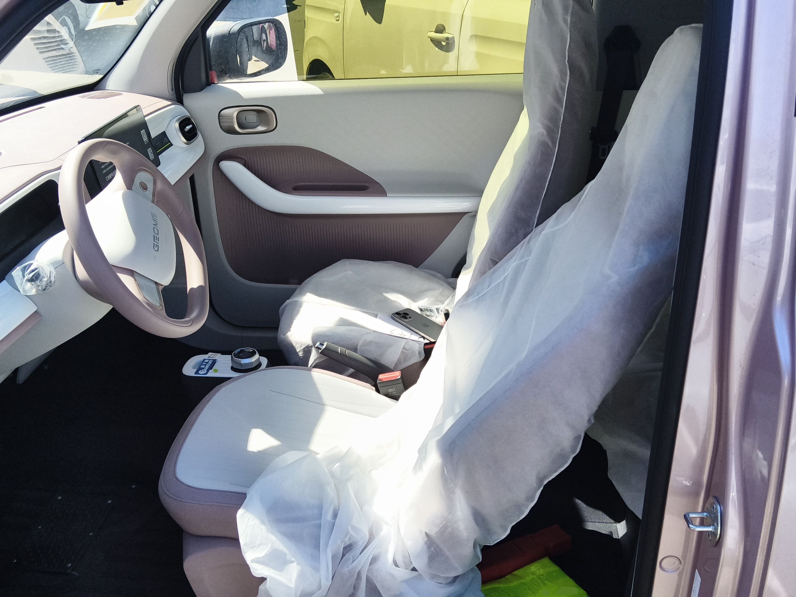 المقاعد الأمامية داخل السيارة