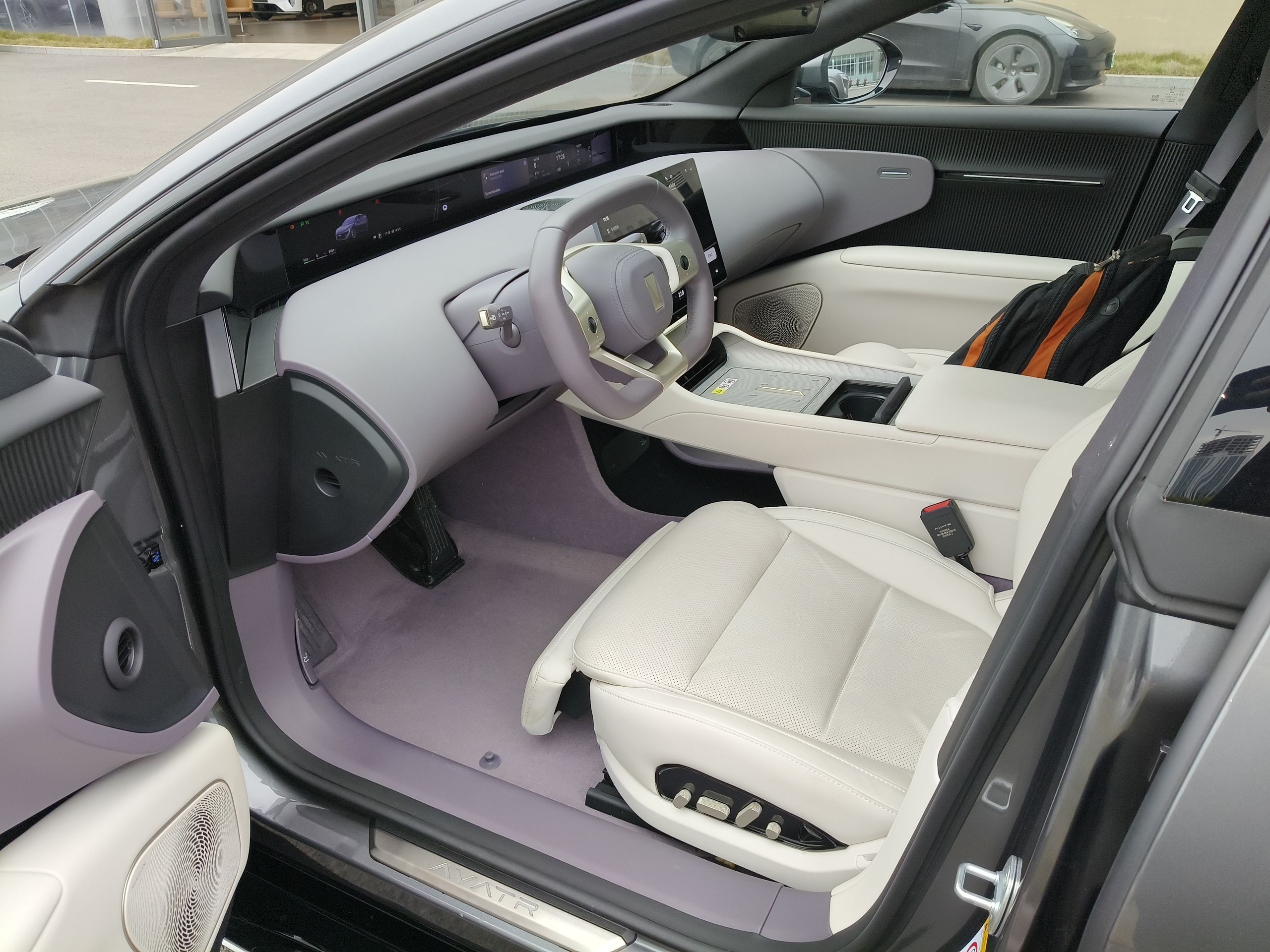 المقاعد الأمامية داخل السيارة