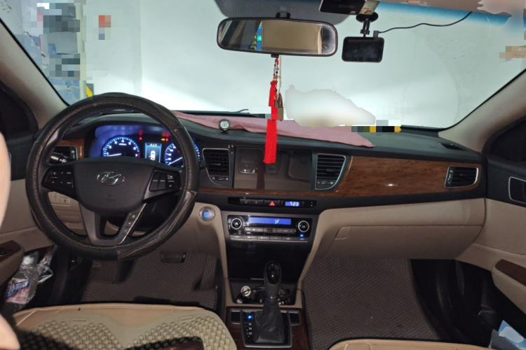 Used Hyundai Mistra 2014 1.8L Automatic Deluxe DLX Model Center Console