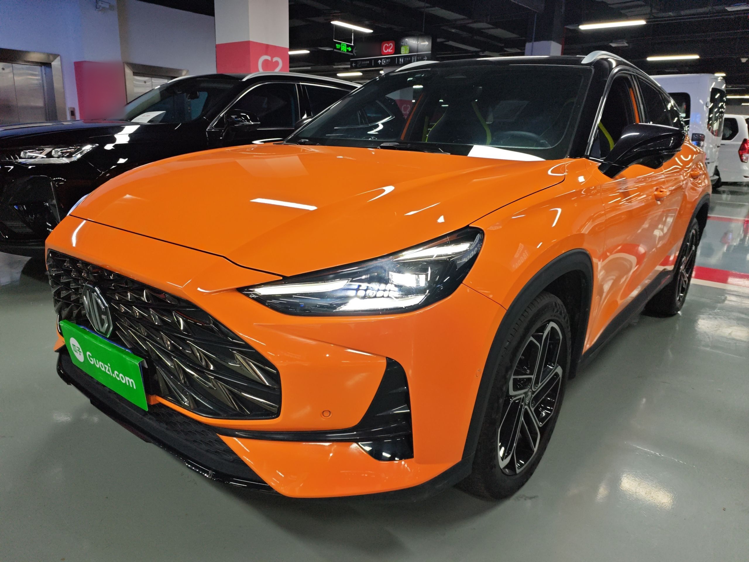 تحت مقدمة السيارة