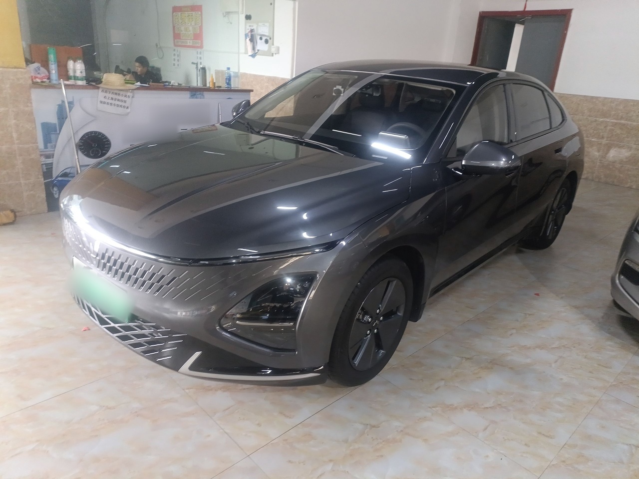 تحت مقدمة السيارة