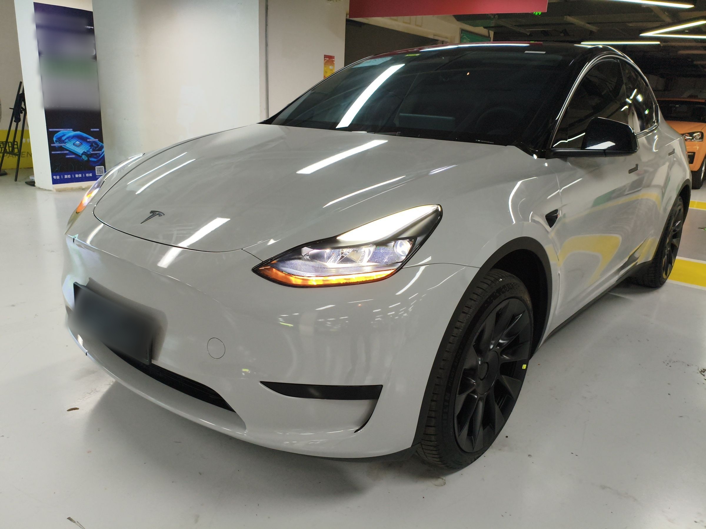 تحت مقدمة السيارة