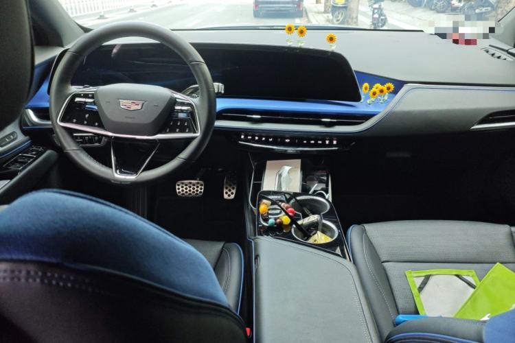 Used Cadillac GT4 2023 25T Luxury Model Center Console