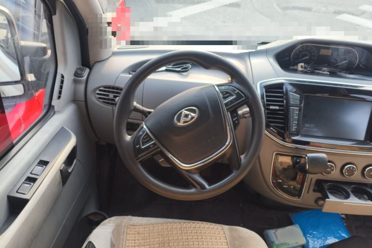 Used SAIC MAXUS Xintu V80 2018 2.5T AMT Elite Edition Short Wheelbase Mid-Roof Design 5-6 Seater Steering Wheel