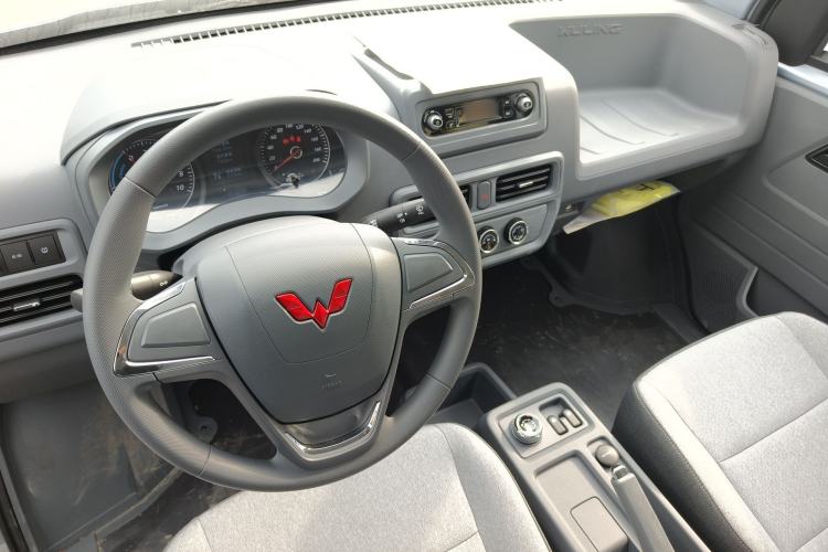 Used Wuling Yangguang 2024 300KM Comfort Version Passenger Van 75kW Center Console