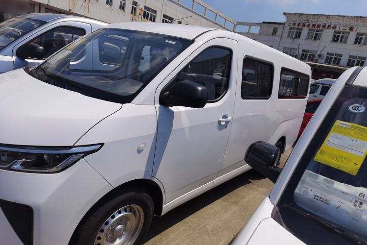 Used Wuling Yangguang 2024 300KM Comfort Version Passenger Van 75kW