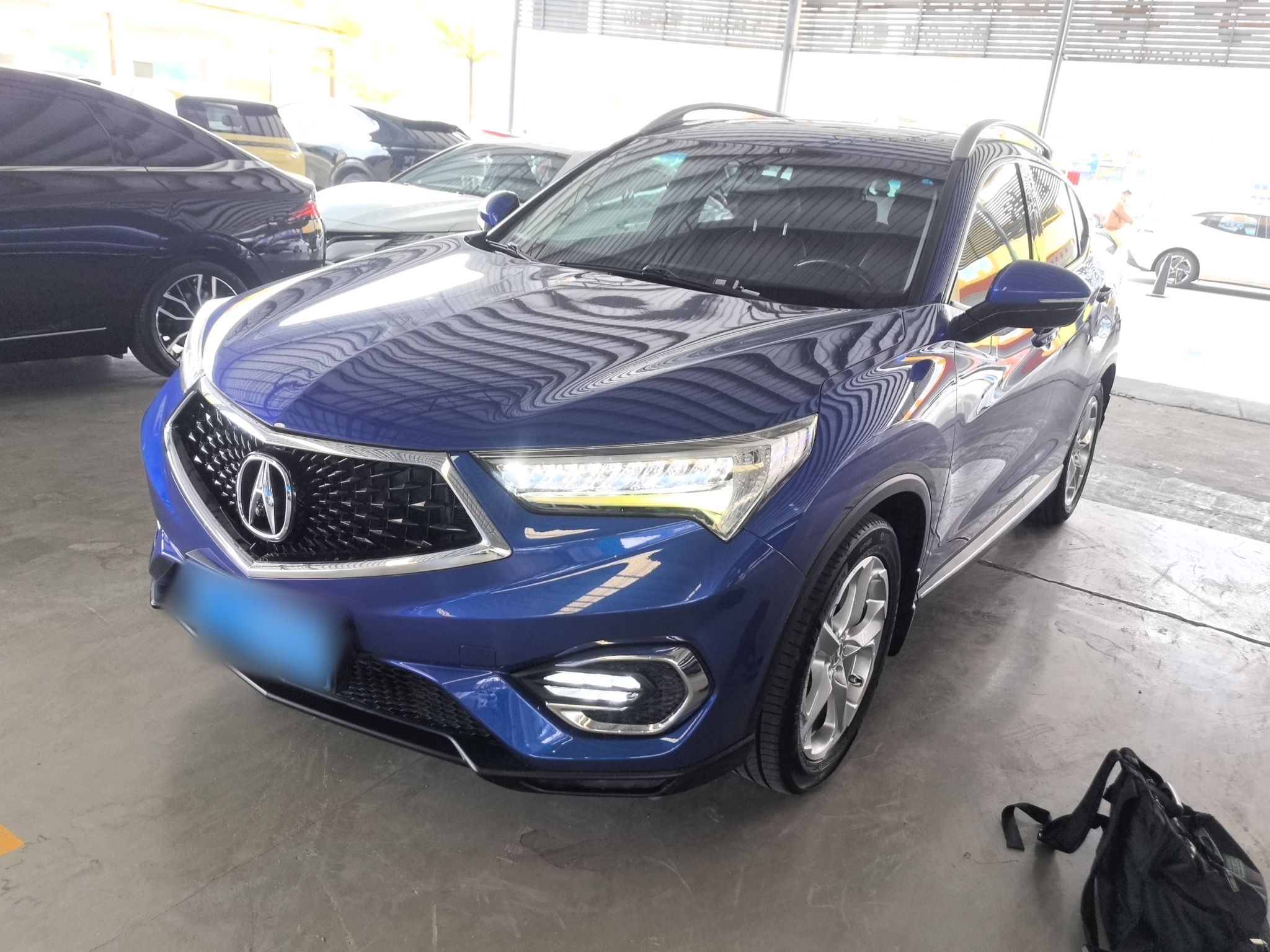 تحت مقدمة السيارة