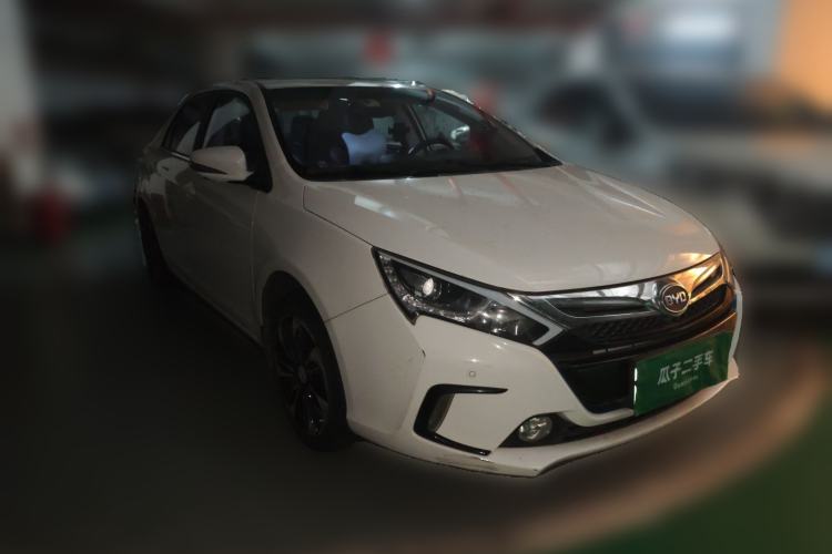 Used BYD Qin New Energy 2015 1.5T Dual-Crown Flagship Plus Edition Front Right 45 Deg