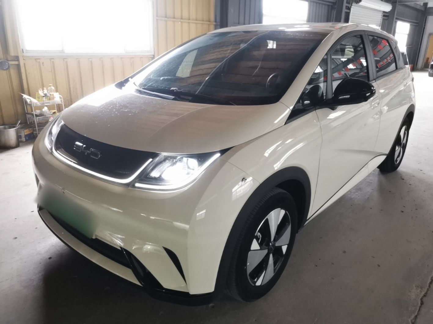 Под передней частью автомобиля