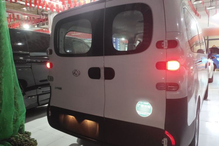 Used SAIC MAXUS Dana V1 2024 V1 Short Wheelbase Low-Roof Multi-Function Version (51 kWh)
