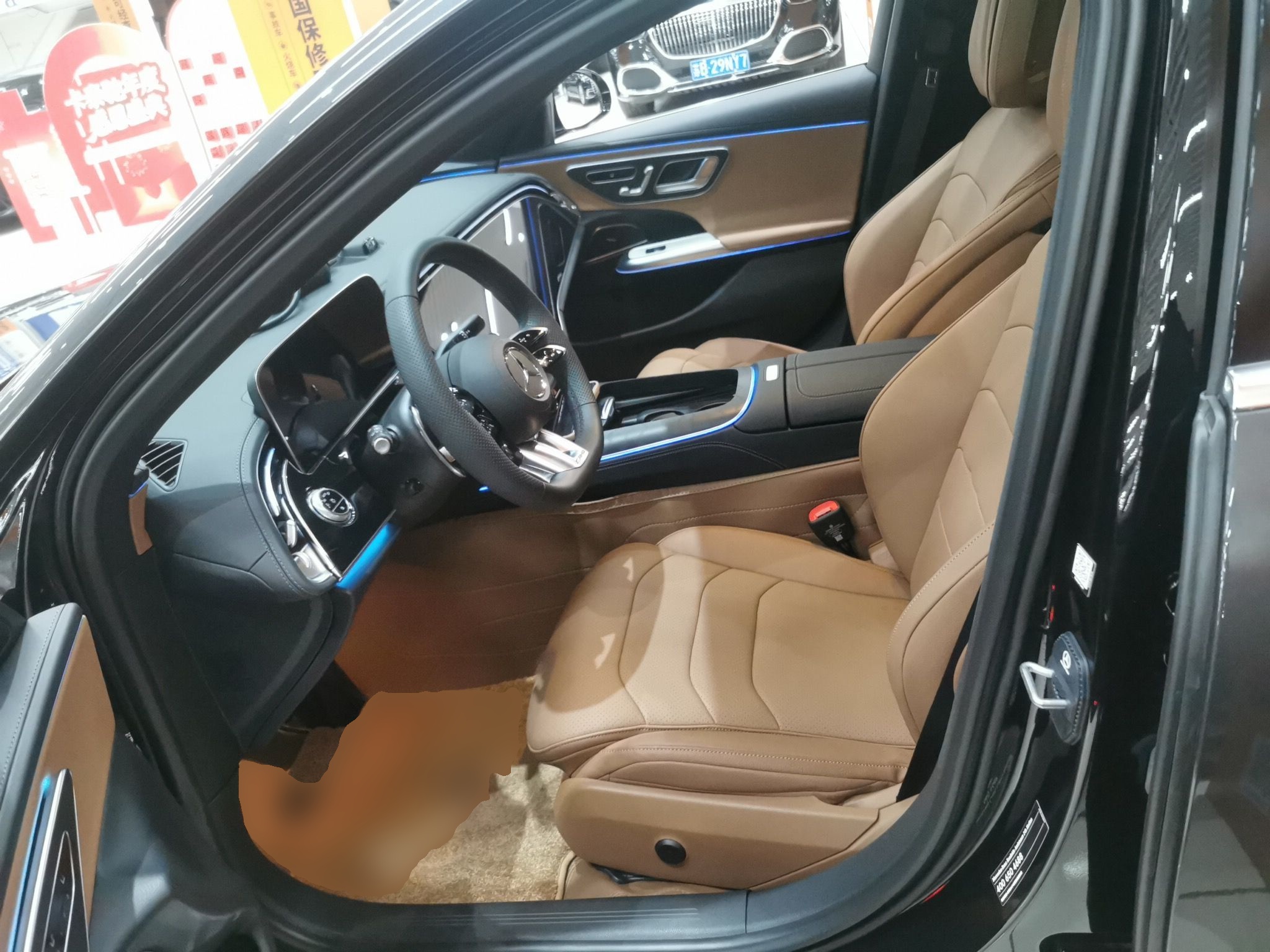 المقاعد الأمامية داخل السيارة