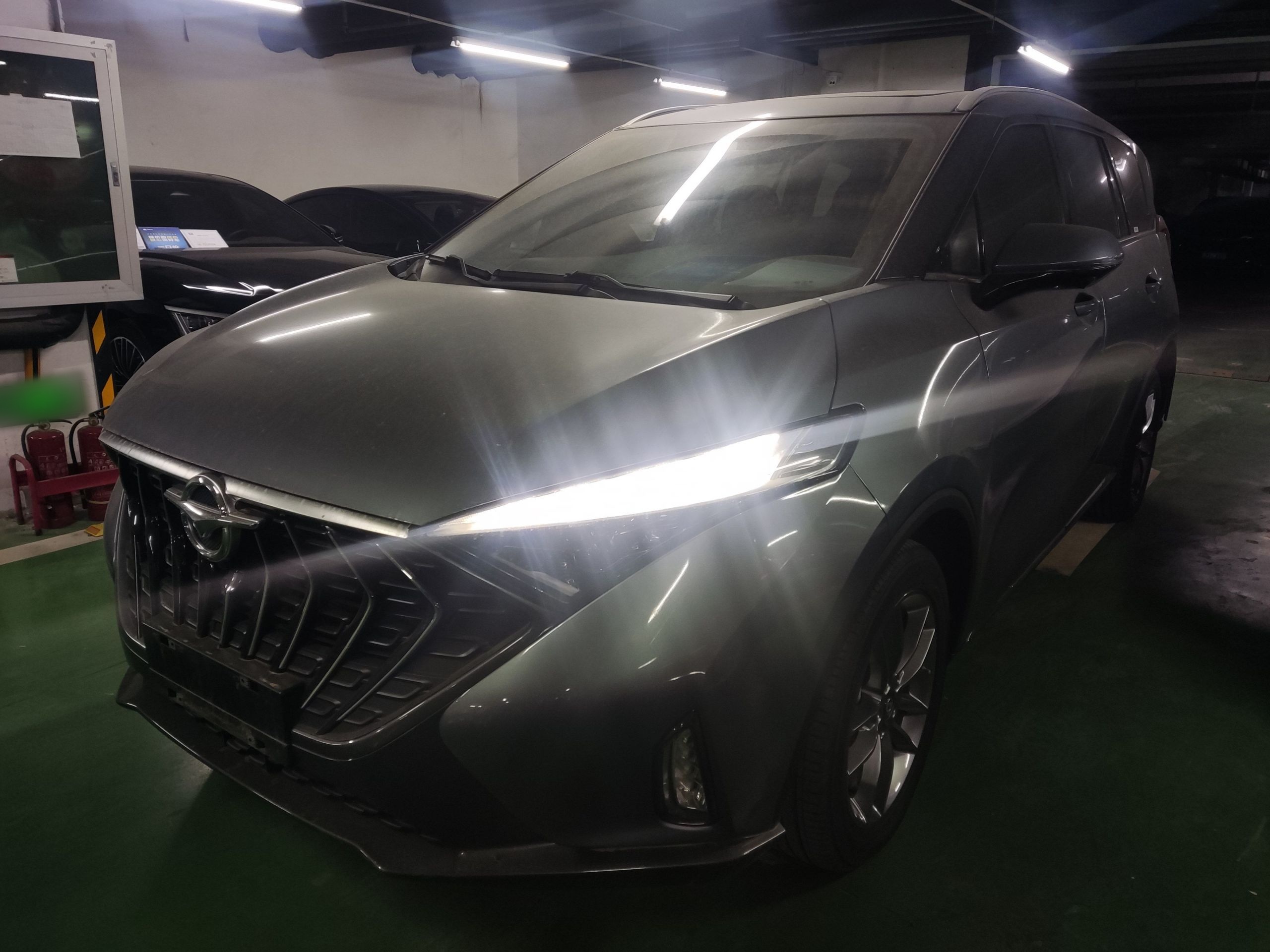 تحت مقدمة السيارة