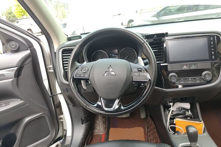 Used Mitsubishi Outlander 2016 2.4L 4x4 Luxury Edition 7-Seater Steering Wheel