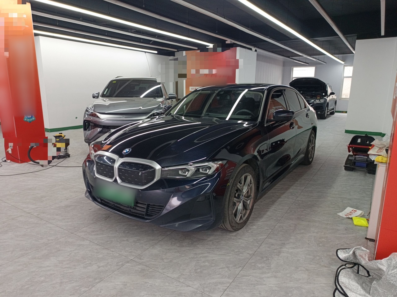 تحت مقدمة السيارة