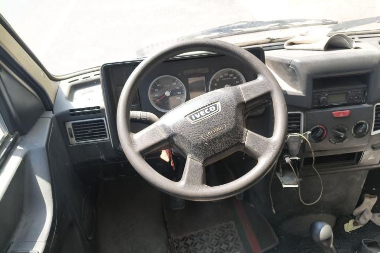 Used Iveco Daily 2020 2.5T A35 Passenger Van with Dual Tires Low Roof 5-9 Seats China V Emission Standard Steering Wheel