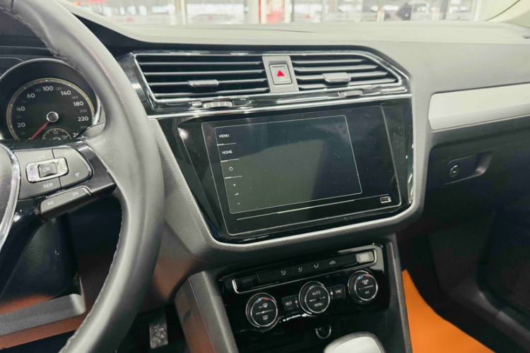 Used Volkswagen Tiguan L 2019 Updated Version 330TSI Automatic Two-Wheel Drive Panoramic Comfort Edition China VI Standard Audio And AC Panel