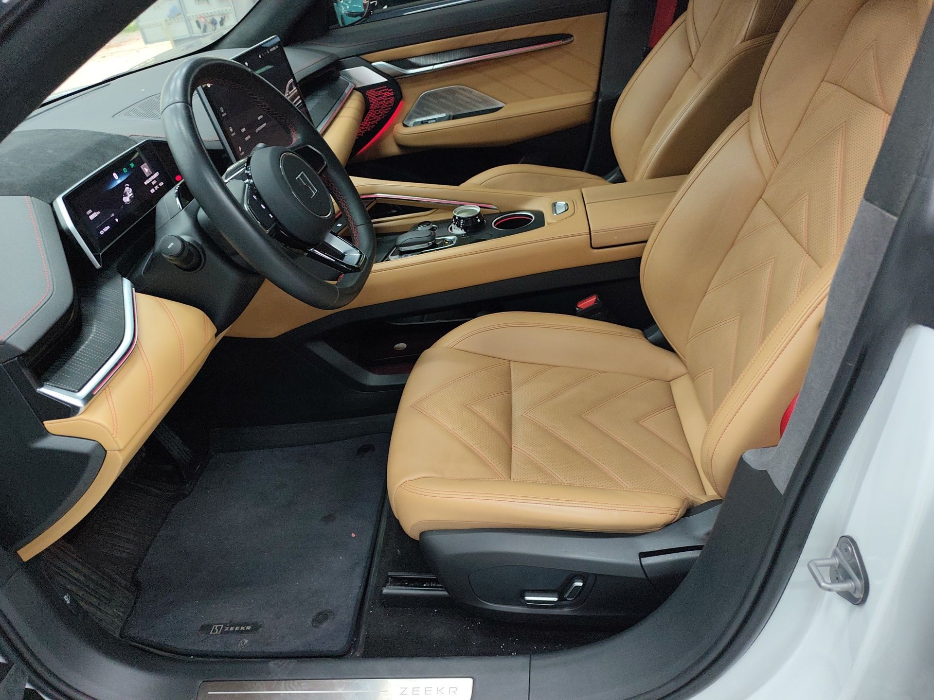 المقاعد الأمامية داخل السيارة