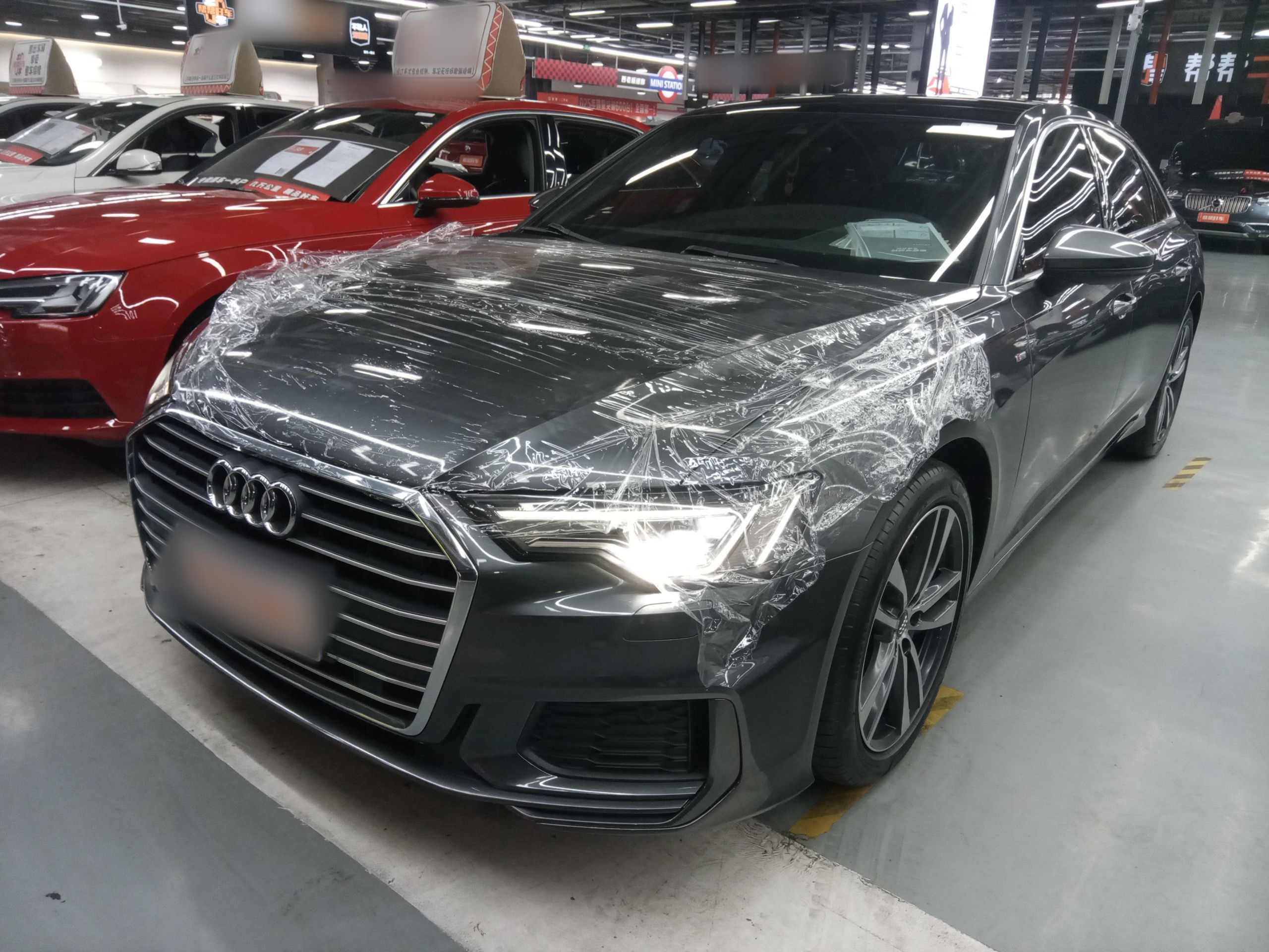 تحت مقدمة السيارة