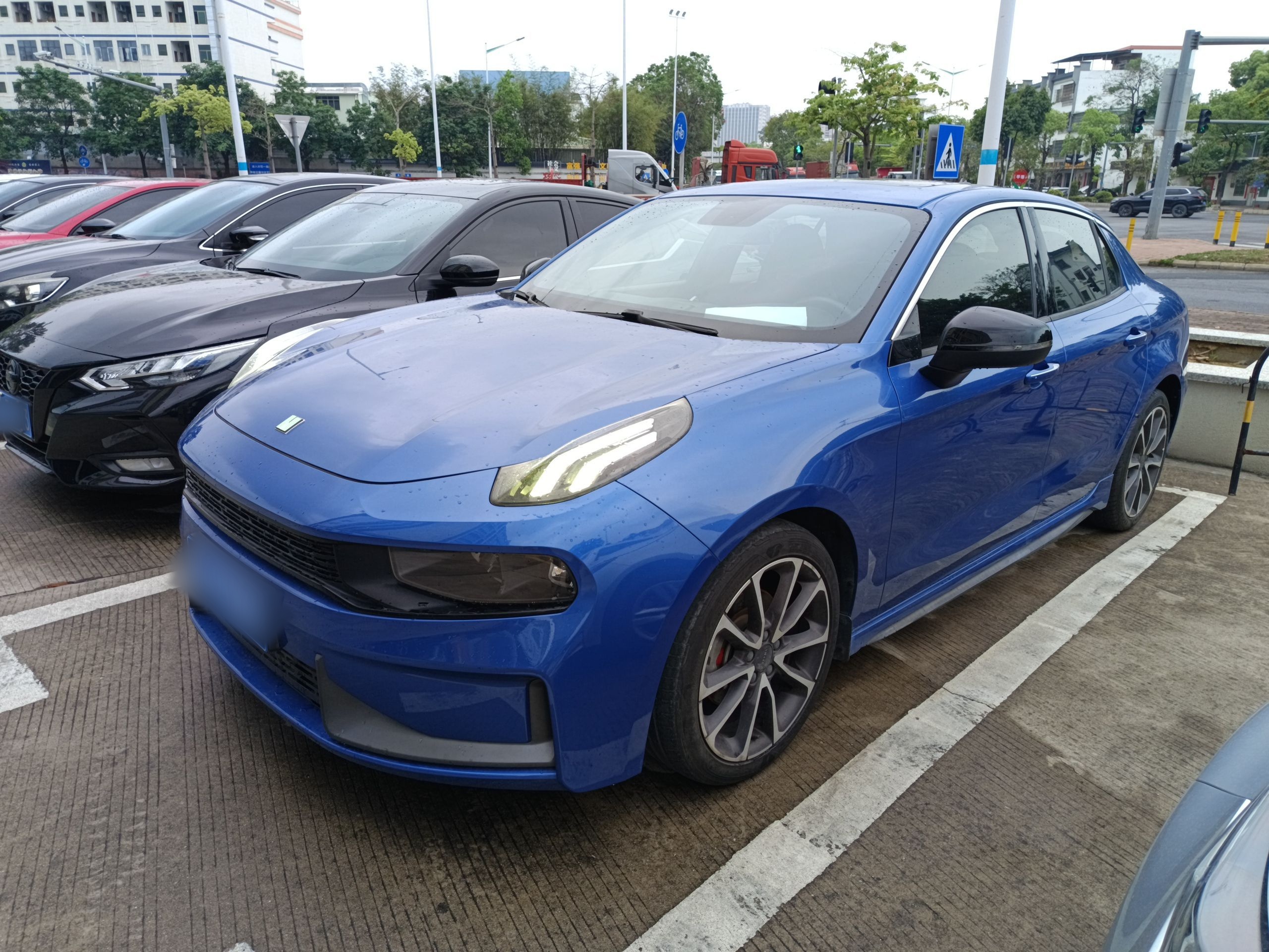 Под передней частью автомобиля