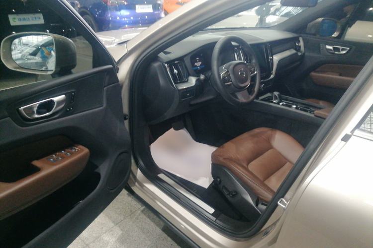 Used Volvo XC60 2023 B5 4x4 Smart Luxury Edition Driver Seat