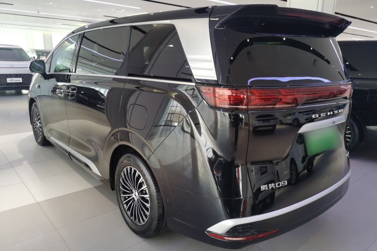 Used Denza D9 2025 DM-i Smart Drive 1020 Four-Wheel Drive Deluxe Model
