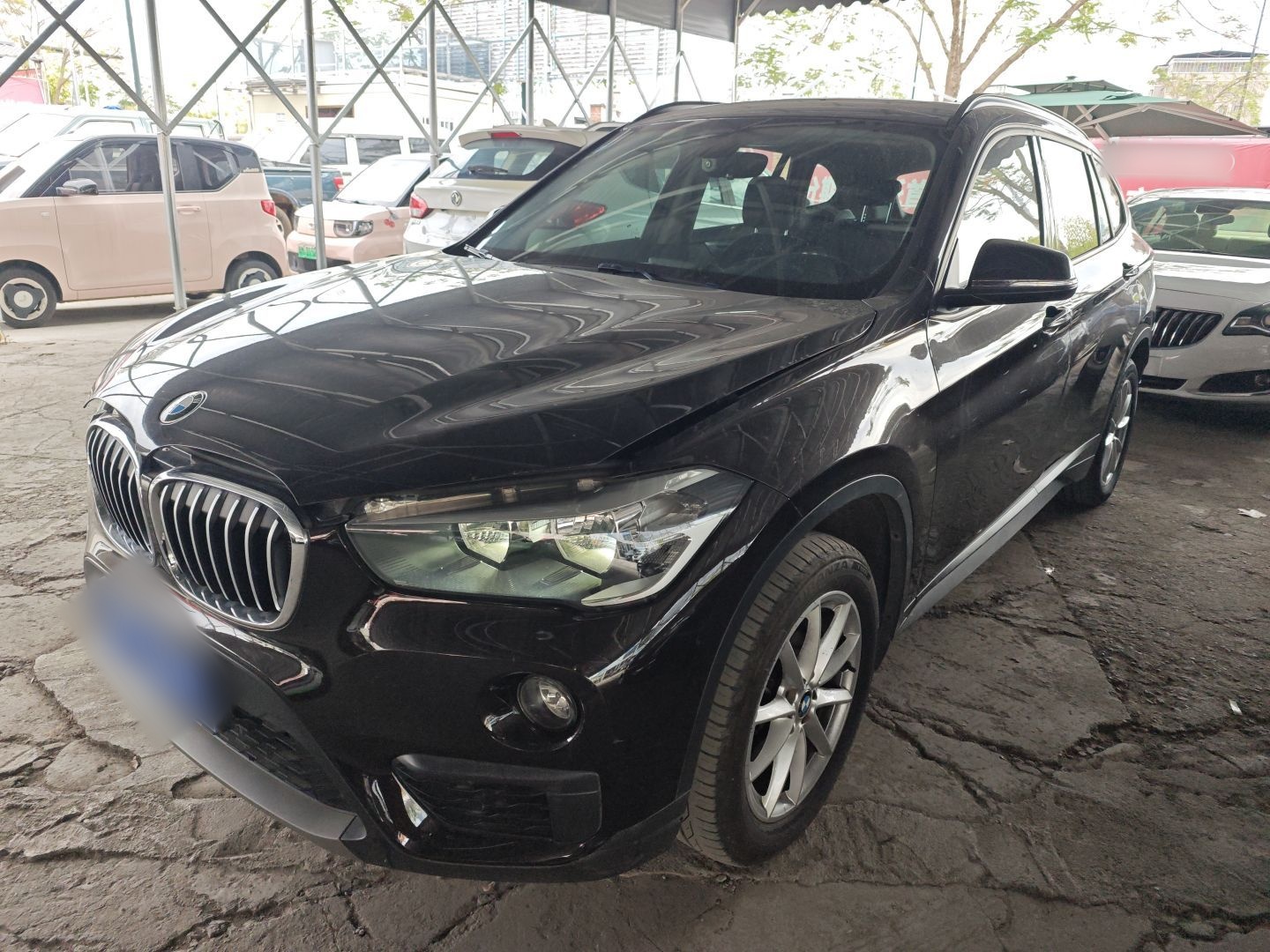 Под передней частью автомобиля