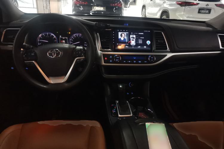 Used Toyota Highlander 2018 2.0T Four-Wheel Drive Knight Edition 7 Seats China VI Standard Center Console
