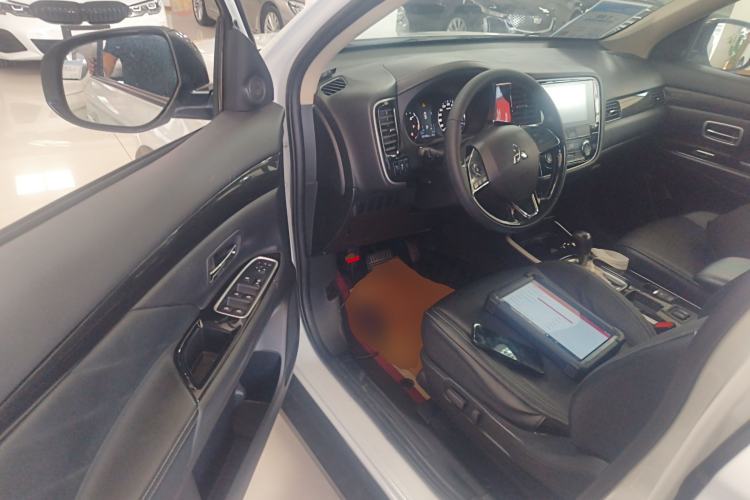Used Mitsubishi Outlander 2019 2.0L Two-Wheel Drive Comfort Edition 7-Seater China VI Standard