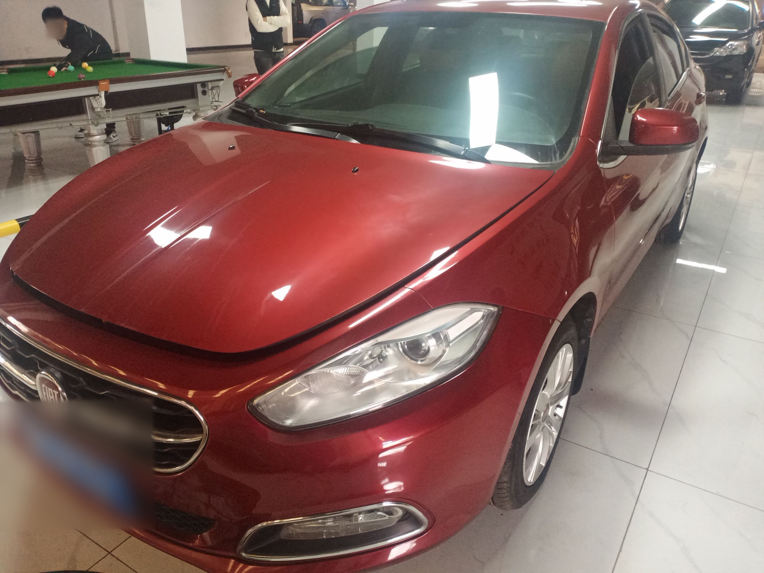 تحت مقدمة السيارة