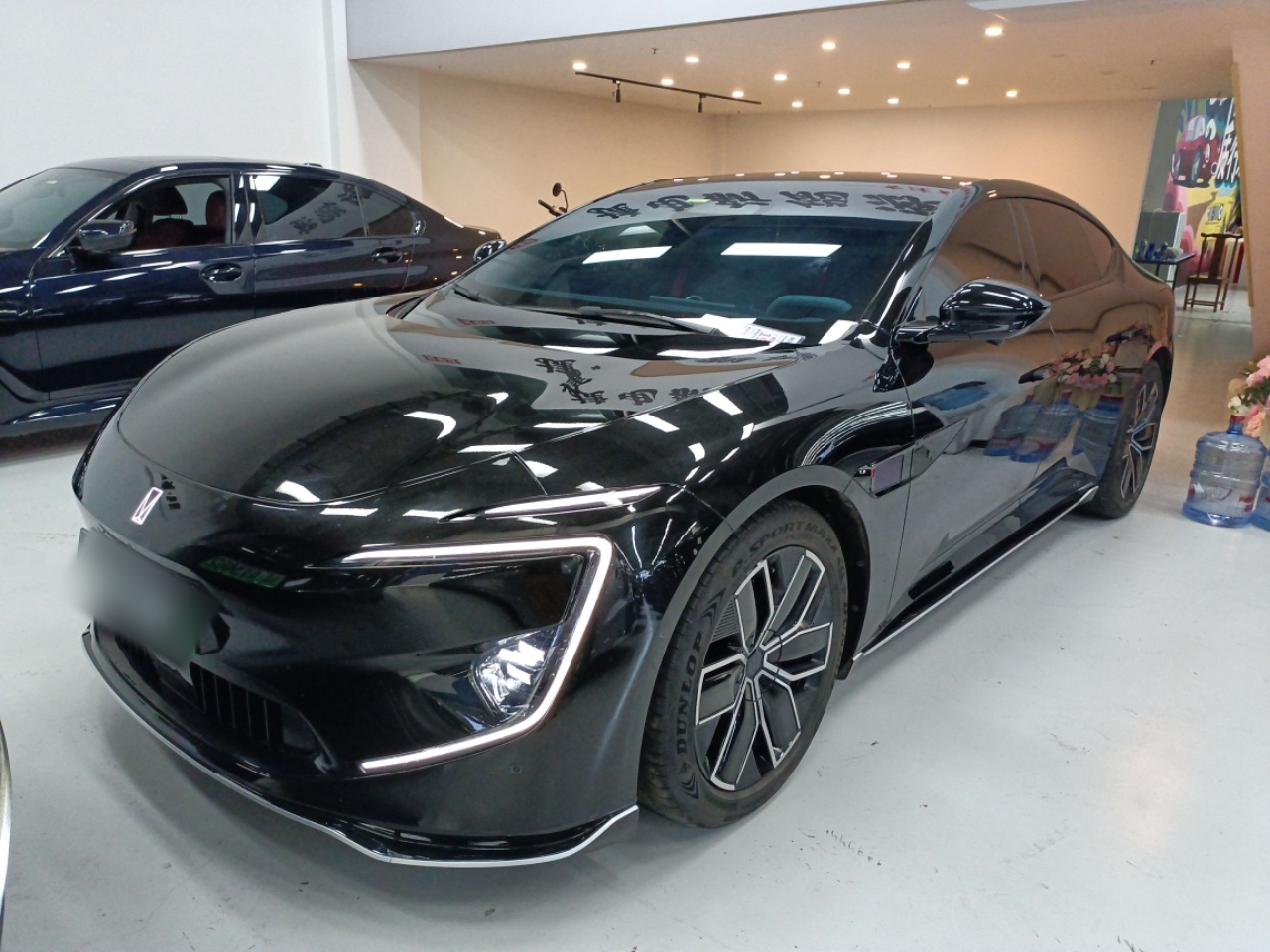 تحت مقدمة السيارة