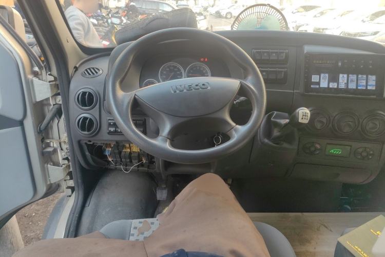 Used Iveco Power Daily 2013 3.0T-V39 Low-Roof Box Truck F1C
