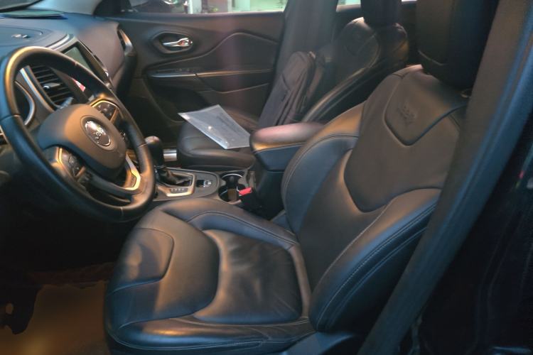 Used Jeep Cherokee 2017 2.0L Superior Edition
