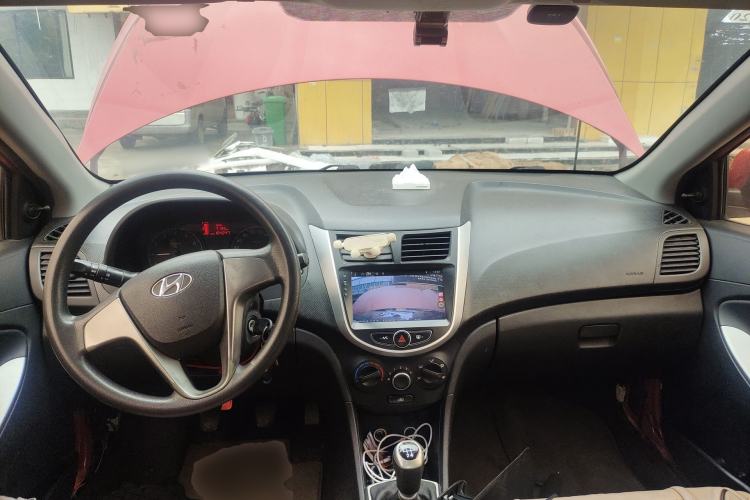 Used Hyundai Verna Ray 2014 1.4L Manual GL Center Console