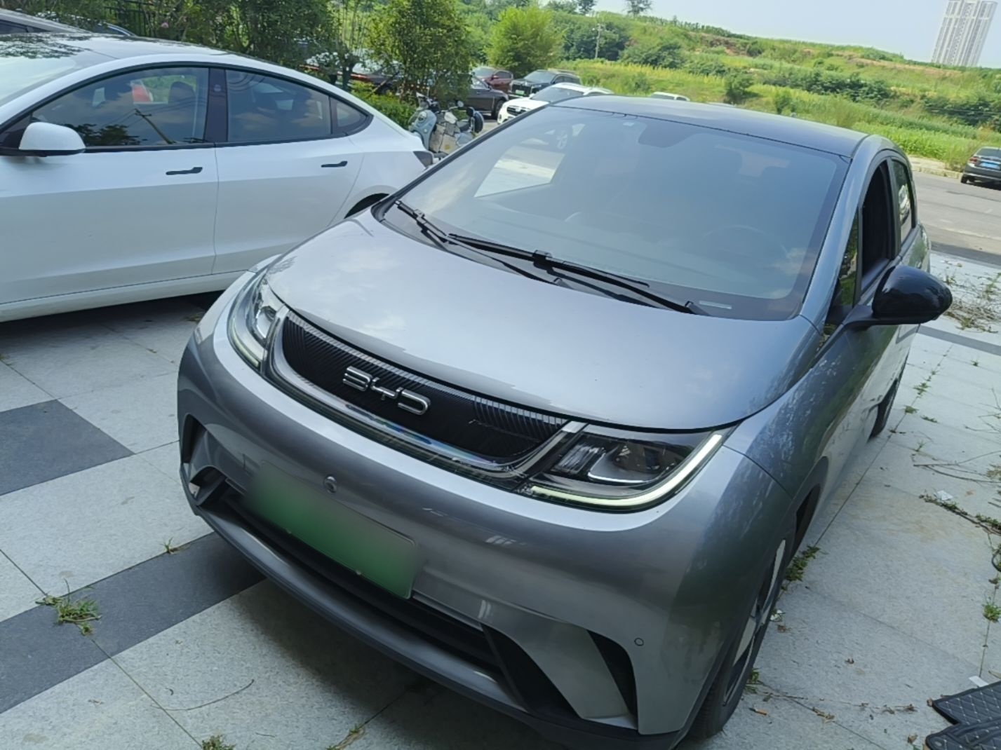 Под передней частью автомобиля