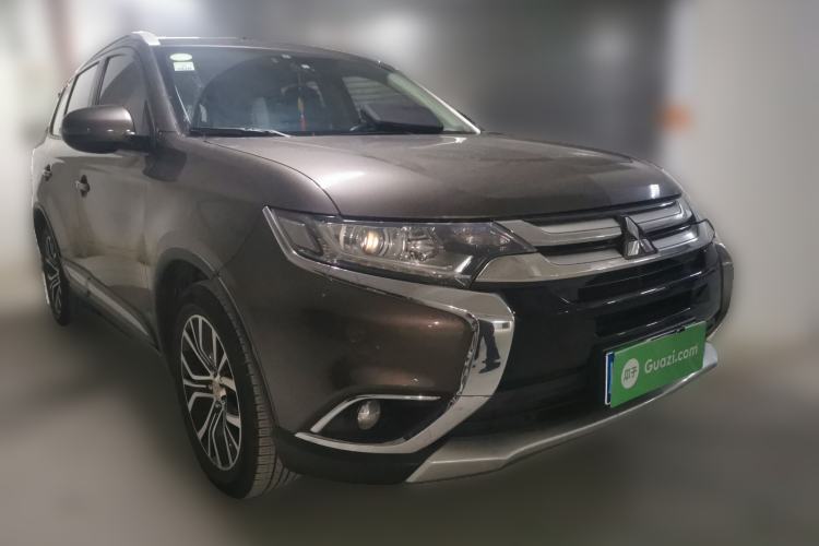 Used Mitsubishi Outlander 2018 2.0L Two-Wheel-Drive Jiale Edition 7-Seater Front Right 45 Deg