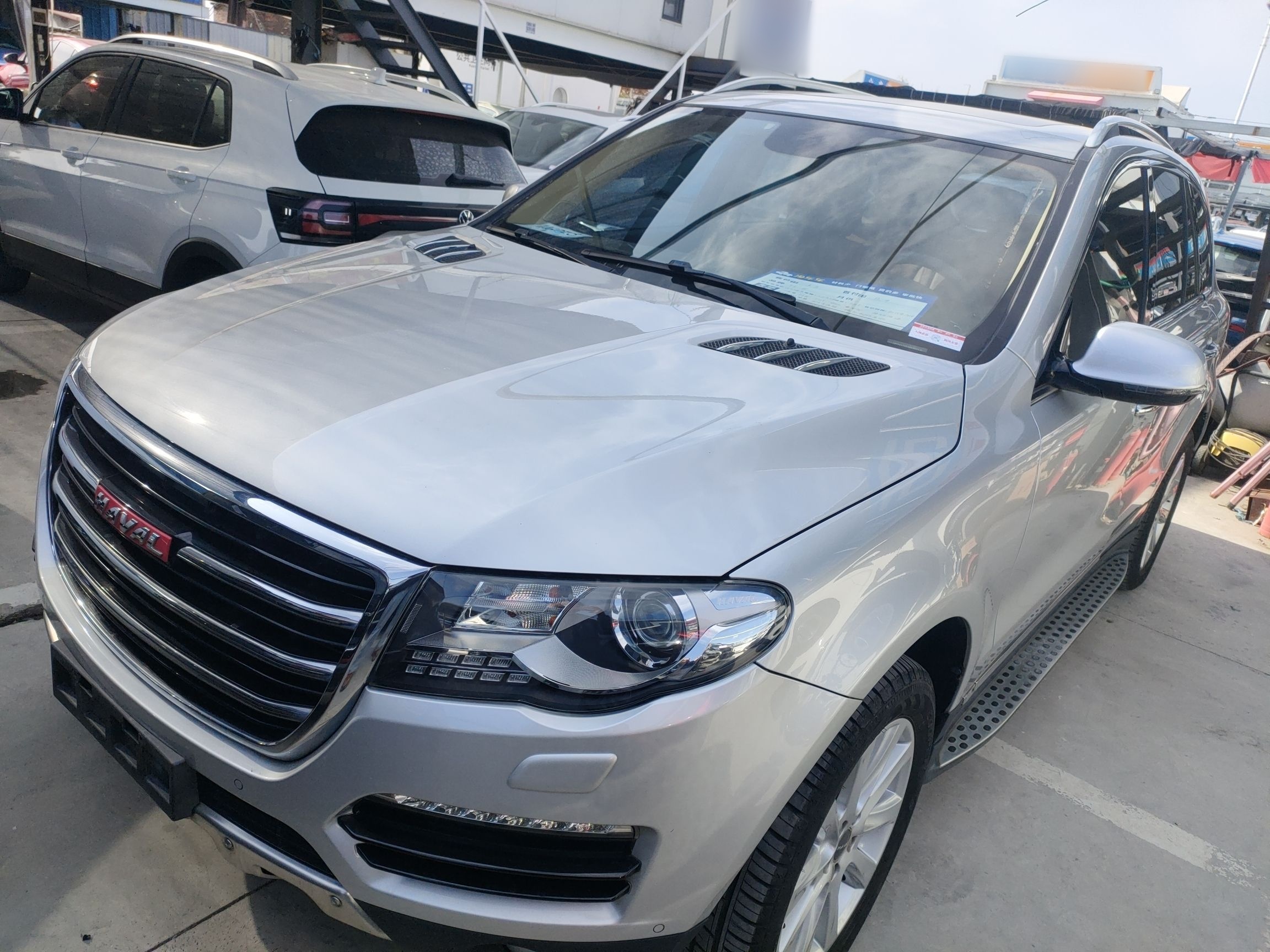 تحت مقدمة السيارة