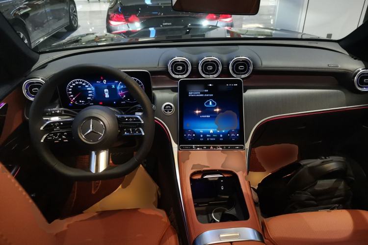 Used Mercedes-Benz GLC 2025 GLC 260 L 4MATIC Luxury Model Center Console