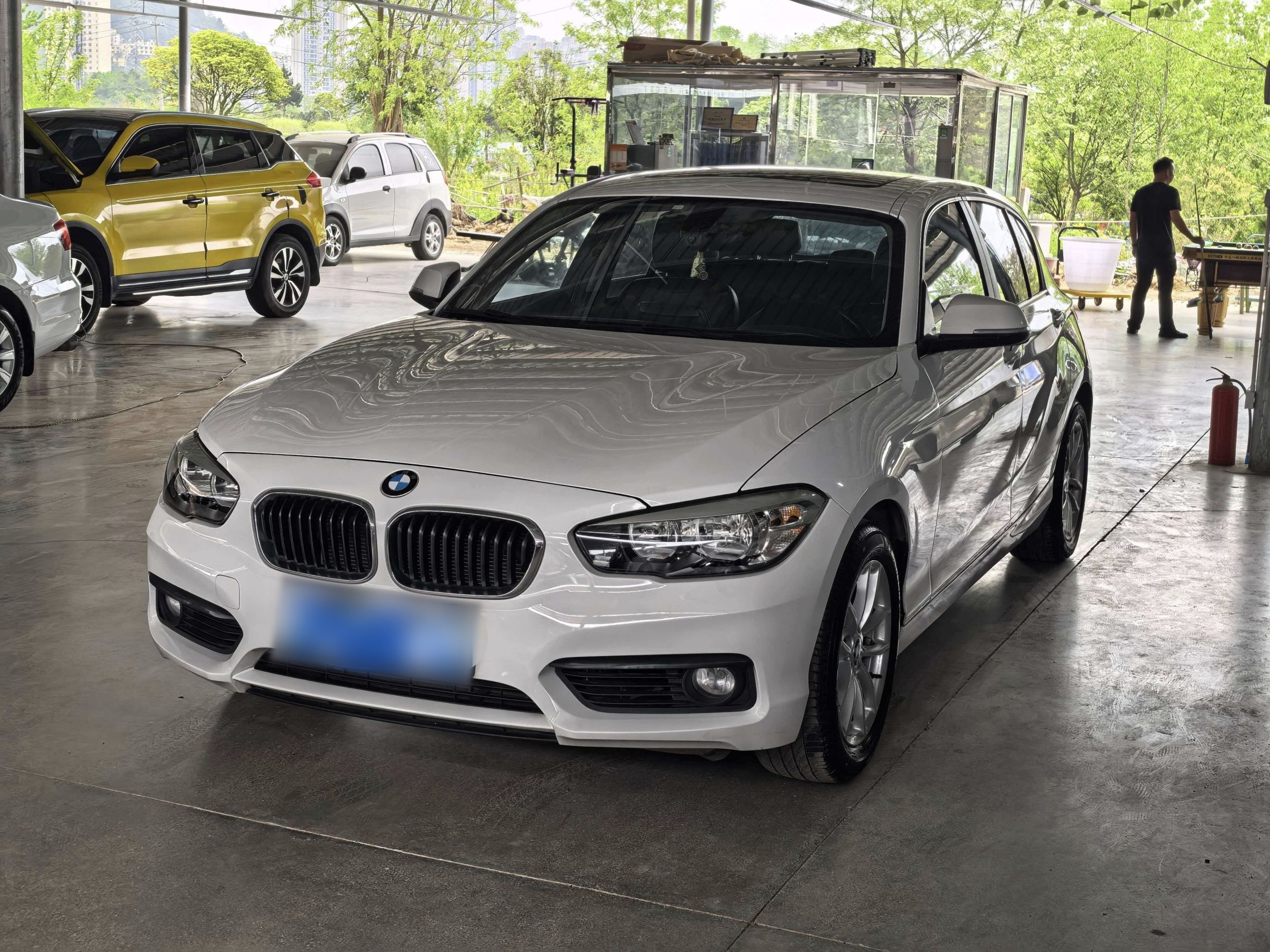 تحت مقدمة السيارة