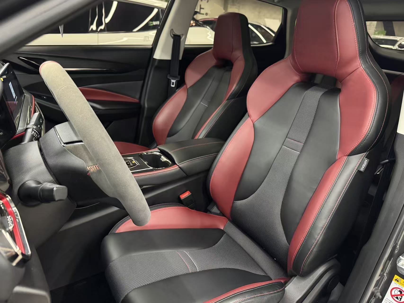 Переднее сиденье в автомобиле