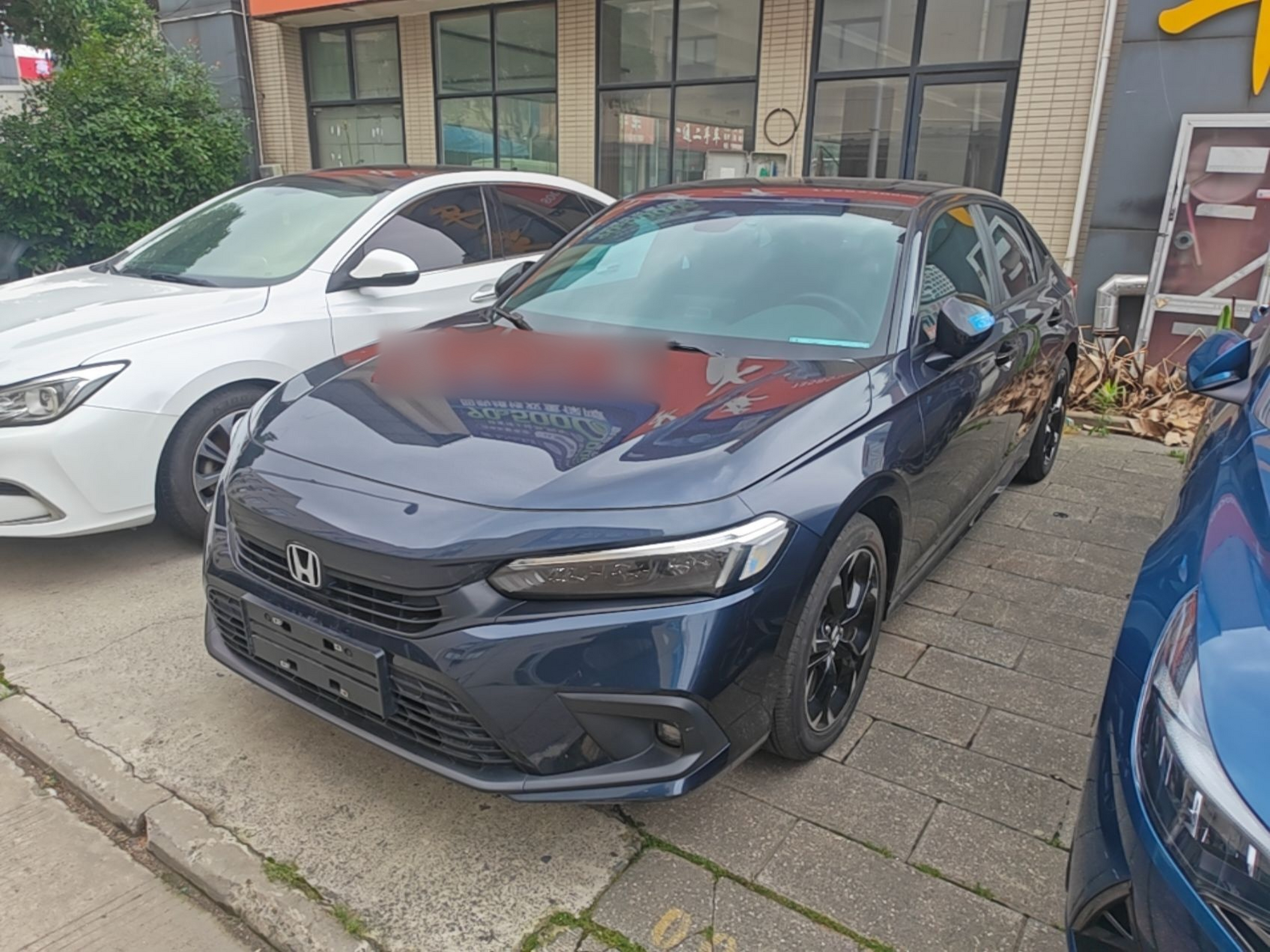 Под передней частью автомобиля