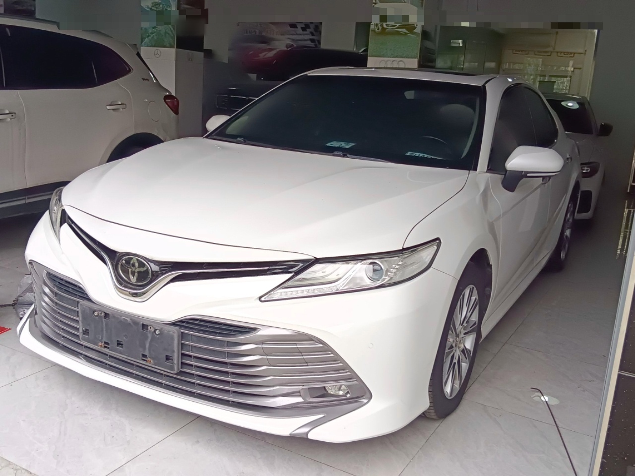 تحت مقدمة السيارة