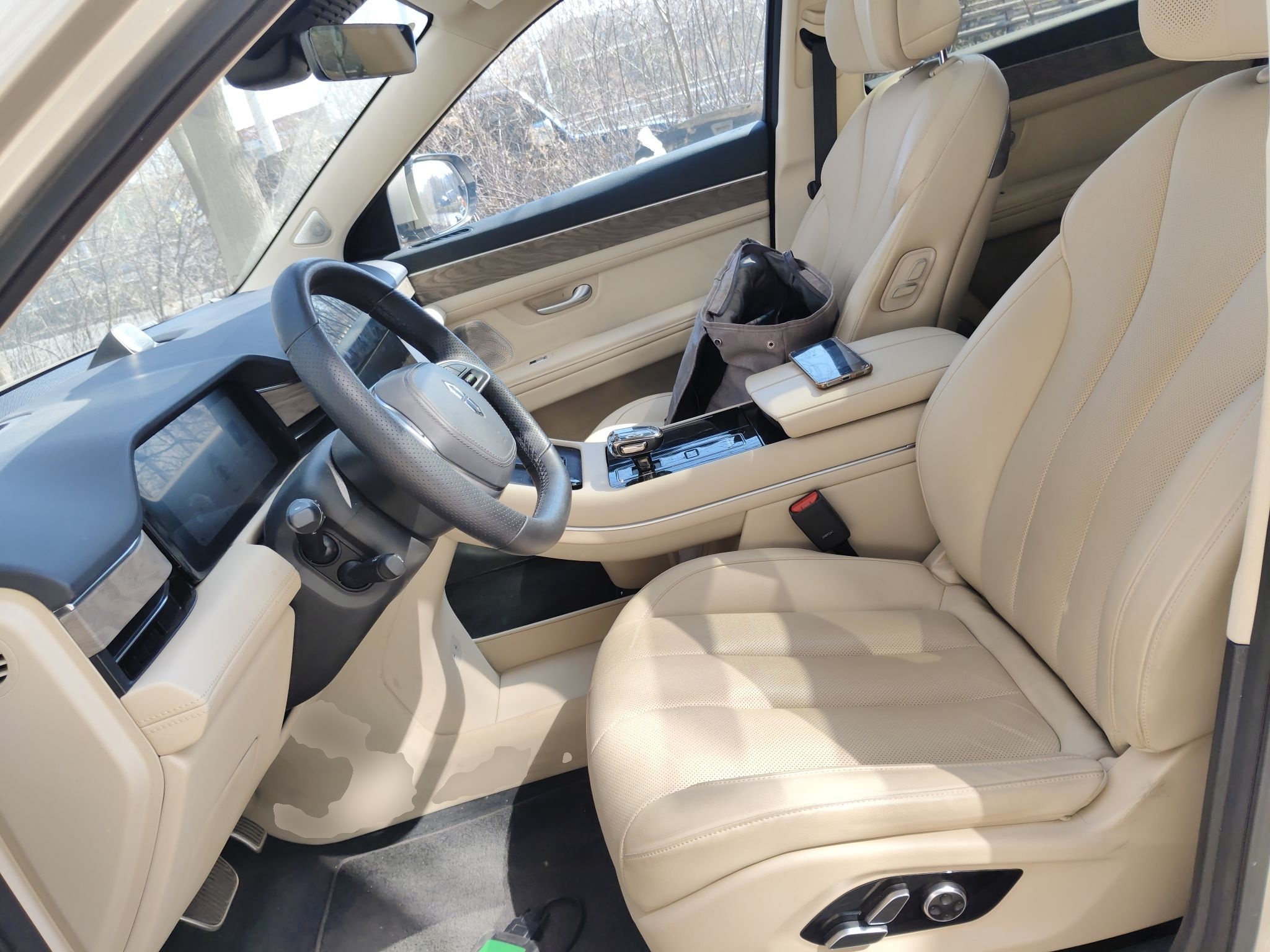 المقاعد الأمامية داخل السيارة