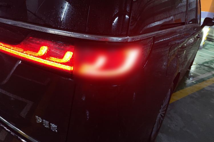 Used VOYAH Dream 2025 PHEV Four-Wheel Drive Prestige Kunpeng Edition Right Rear Taillight