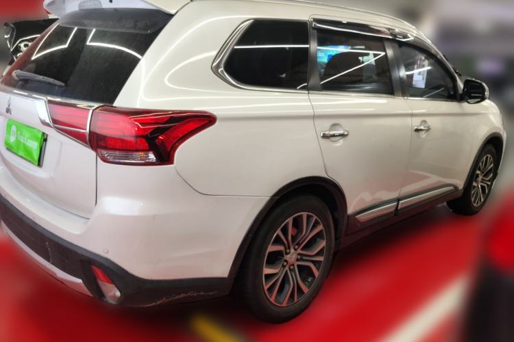 Used Mitsubishi Outlander 2016 2.4L 4x4 Elite Edition 7-Seater Rear Right 45 Deg
