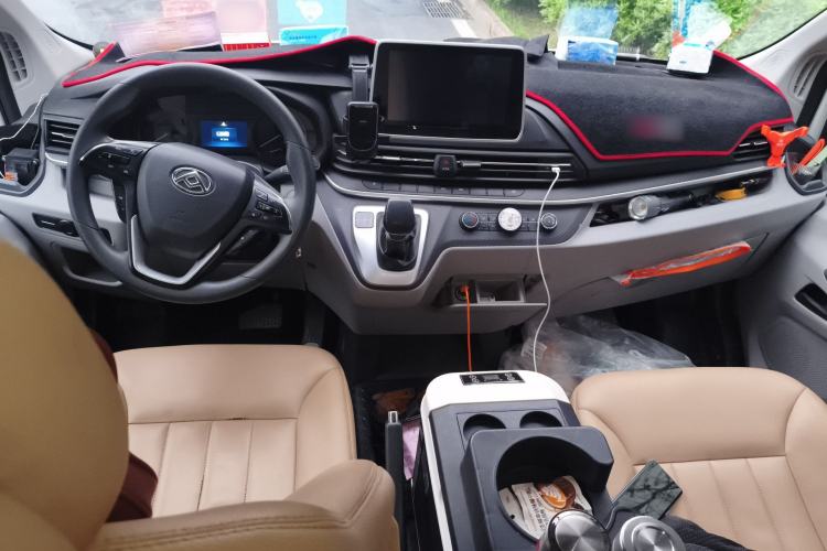 Used SAIC MAXUS Xintu V90 2022 2.0T AMT Yunjie Front-Wheel-Drive Short Wheelbase Mid-Roof Design with Single Rear Tire and 6 Seats