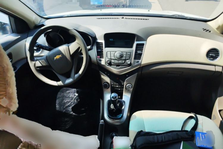 Used Chevrolet Cruze 2015 1.5L Classic SL MT Center Console