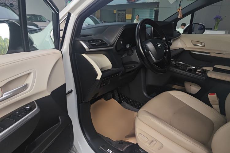 Used Toyota SIENNA 2023 2.5L Hybrid Deluxe Edition Driver Seat