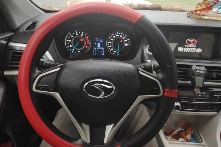 Used Soueast V5 Lingzhi 2017 1.5L Manual New Elite Model Steering Wheel