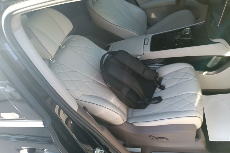 Used Denza D9 2022 DM-i 970 Four-Wheel Drive Prestige Model Right Front Seat